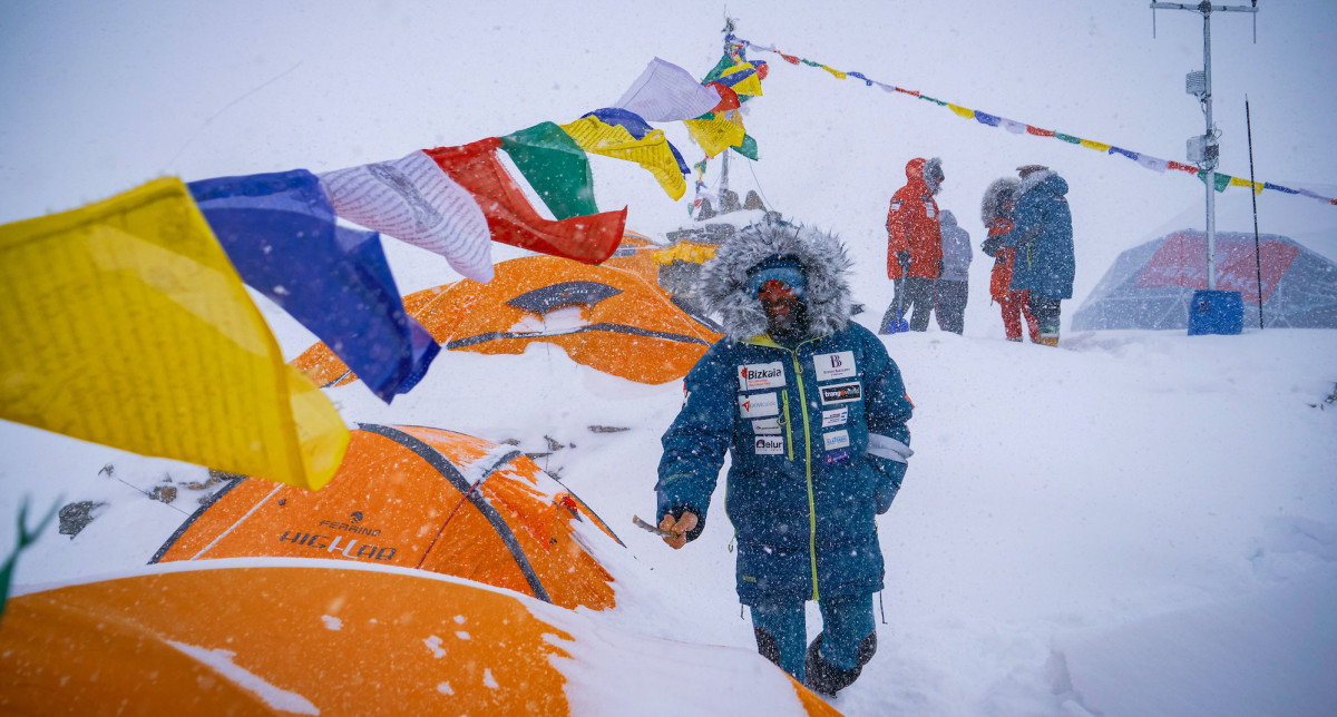 Alex Txikon beside the Eight-thousand: sustainability and support to the local people